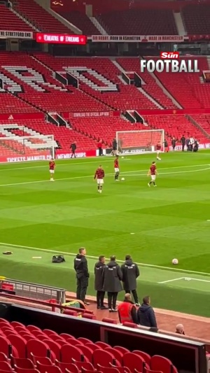 失望曼联小将奇多·奥比未能在U21首发后，直接走回球员通道