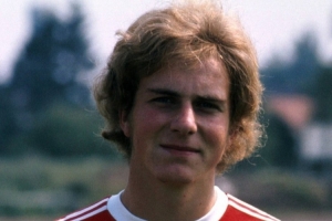 拜仁祝福鲁梅尼格：俱乐部传奇，70岁生日快乐！