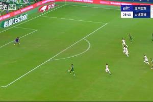 这都没进！塞鸟单刀一片开阔地，最后调整射门一脚踢飞
