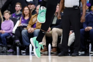 德罗赞：我打球从不系鞋带 小时候怕把鞋弄皱了就不系 后来习惯了