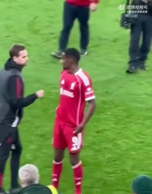 中场加练！伊萨克中场时被工作人员拦下要求进行折返跑，欣然接受