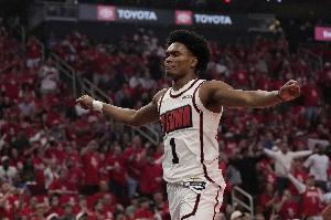 美记：阿门的风格不适合一直打控卫 这样也会削弱他的其他表现