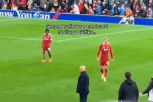 无语…埃基蒂克染红离场从斯洛特身后走过，后者全程背身没搭理他