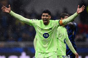 阿劳霍：球队始终保持冷静和沉着并压制了对手，这场胜利献给加维