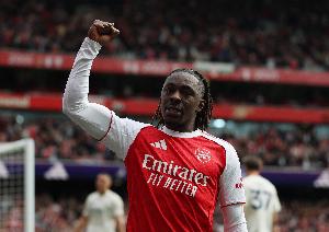 小雷：埃泽还是更适合踢三中场之一，如何挤进首发就看他自己了