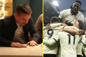 这内维尔打赌失败，被迫在曼联0-5利物浦的球票上签名