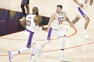 杨毅：詹姆斯东契奇得分多 因为传球能力太强 导致对手不敢去包夹