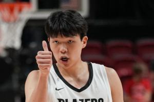 开拓者副总经理：杨瀚森很敢于说英语 学得很快 我会尽力去帮他