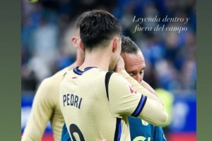 前辈的认可！卡索拉晒与佩德里合照：让我们继续享受你的足球