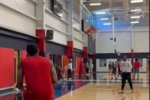 手感不错！鹈鹕官推晒特雷-墨菲训练视频：三分球10连中