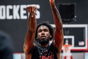 合同年&上赛季场均12+6！火箭官方晒伊森今日训练照