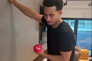 早日康复！受伤前麦凯恩社媒晒自己拿3公斤哑铃做弯举的搞笑视频