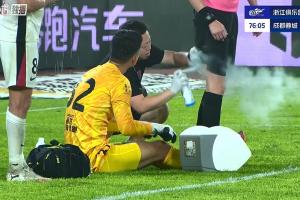 强度太高！主裁大腿抽筋，让蓉城队医进场时也给自己喷点喷雾