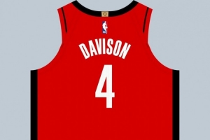 球衣记者：火箭双向克劳福德穿27号 JD-戴维森穿杰伦-格林的4号