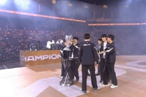 这一幕太尬尴HLE众人在收拾外设 GEN在HLE面前举起冠军奖杯