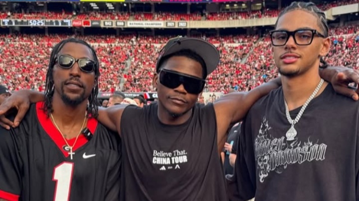 华子重返母校看球 还不忘穿“China Tour”特制T恤