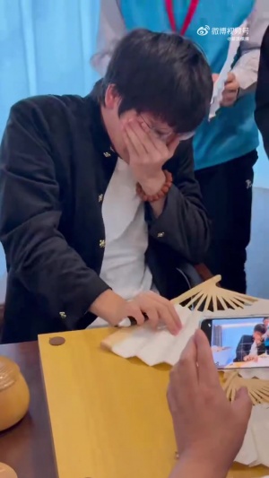 夺冠后爆哭！柯洁2-1屠晓宇，连续三届夺得棋圣冠军