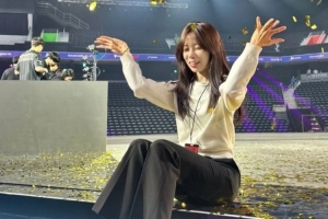 LCK主持人志宣分享照片并配文：恭喜GEN，2025 LCK再见啦