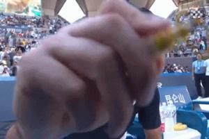 意大利网球选手穆塞蒂再致歉，在镜头上签“sorry”和一个爱心