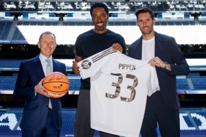 鲁迪-费尔南德斯接待！皮蓬造访伯纳乌获赠皇马33号球衣！