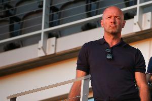 希勒：科林斯绝对应该被罚下，姆伯莫被拉拽不可能控制住皮球