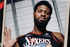 还挺帅！乔治中文社媒晒自己身穿76人经典黑色球衣照：英雄归来