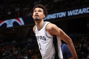 血栓问题解决！米奇-约翰逊：文班将以完全健康的状态参加训练营