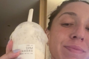 佩古拉感谢袁悦请喝奶茶：这周她用奶茶拯救了我