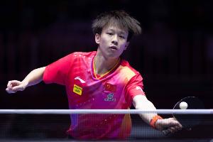 林高远不敌梁靖崑无缘晋级后，离场时遗憾的摸了摸两边球台