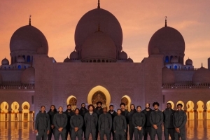 到此一游！76人晒全队在阿布扎比地标谢赫扎伊德清真寺合照！