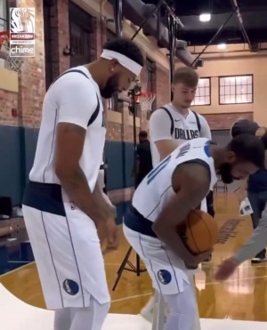 老弟有点拘束！三状元拍摄定妆照 浓眉&欧文打闹 弗拉格面无表情