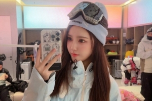 DOTA2解说蛋糕晒滑雪照：不知道多久没运动了 膝盖吱吱作响