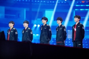 建队20周年！WE官方：接下来每一岁，我们都将继续向前、不断向上