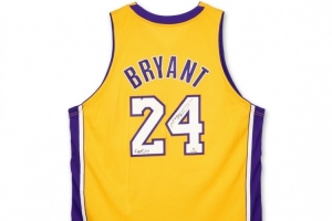 科比首件亲穿24号球衣拍出88.9万美元 06年曾以10000美元出售