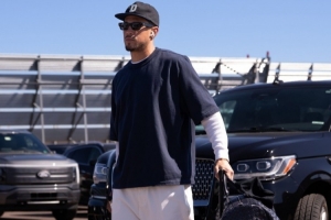 季前赛对阵湖人！太阳晒登机照：布克帅气亮相 马威橙色短裤亮眼