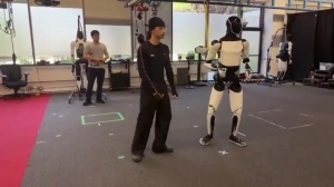 这么先进？！马斯克回应特斯拉机器人练功夫：是AI不是遥控