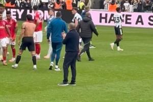 空巢老人澳波带队7场2平5负，赛后独自一人鼓掌+没与球员互动