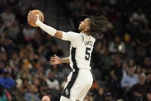 刺记：卡斯尔在训练赛中与文班膝盖相撞伤退 初步结果看伤势不重