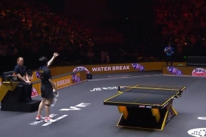 首局遭逆转！王楚钦局间向裁判投诉，闪光灯多次干扰比赛