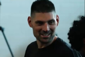 公牛晒球队训练视频：健身房集合都别迟到哦