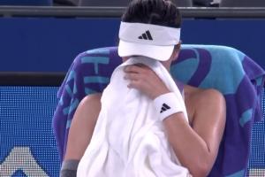 情绪崩溃王欣瑜武网女单首轮出局，比赛中捂脸爆哭不止