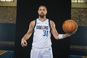 没手感！克莱上半场8投2中&三分5中1得到5分2板