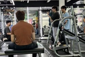 抠门这一块！网友偶遇BLG三名队员健身：他们三个人合办了一张卡！