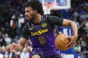 夸梅：布朗尼突破时不会用肩膀占据空间 你需要学学尼克斯的控卫