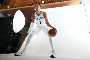 美记：马刺似乎没发挥出文班的潜力 主帅的战术安排也未获认可