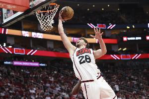 火记：申京季前赛2场合计16中10&32分10板19助2失误 简直太离谱！