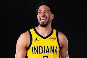 场边观战指导的一年！哈利伯顿晒定妆照：生涯第6赛季 球员兼教练