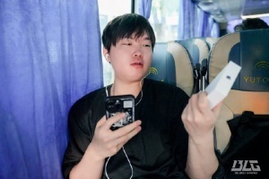 羡慕BLG官方动态：已经抵达北京 并给全体队员赠送iPhone17PM