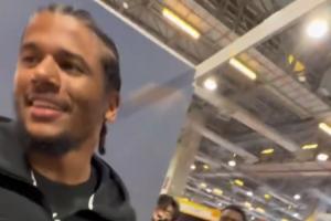 中国球迷教杰伦-格林用中文说：护林员 Niu Be