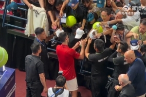 38岁德约止步ATP上海大师赛半决赛，失利后还是满足球迷签名请求